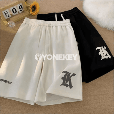 Erkekler üçin giň kesimli 8XL retro grafika çaply köçe şorty