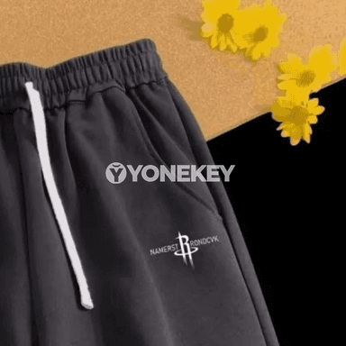 Erkekler üçin minimalist ýazgyly giň gündelik şortik