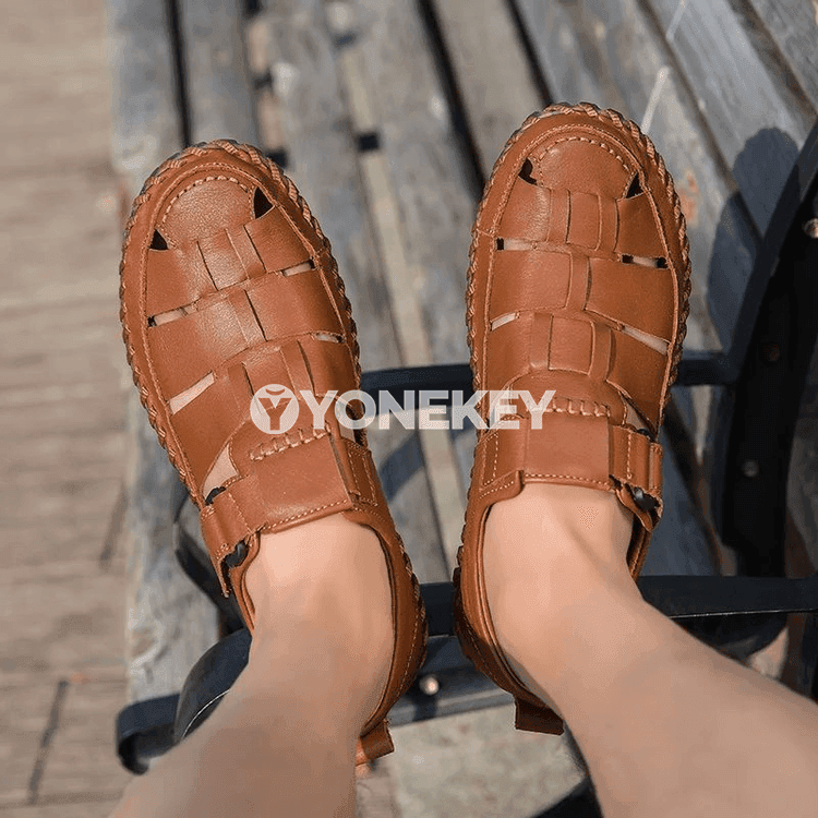 Erkekler üçin elde taýýarlanan deri sandallar, ýazky açyk model