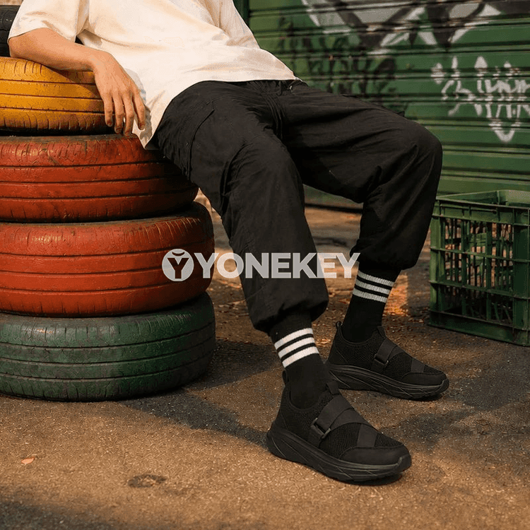 Erkekler üçin ýeňil dem alýan mesh köwüşler, slip-on gündelik aýakgaplar