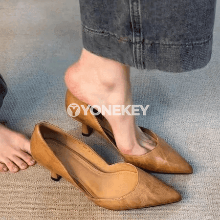 Zenanlar üçin ýazlyk ýokary ökdelik köwüşler, uçly burunly, sypaýy stil