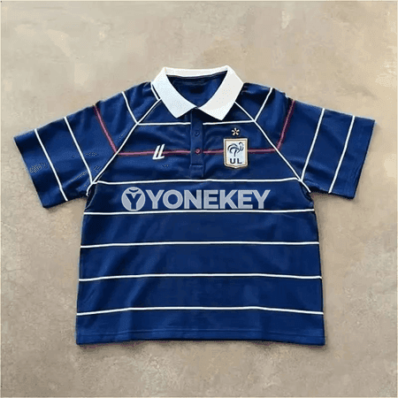 Y2k stilindäki erkek-zenan polo görnüşli zolakly giň futbolka