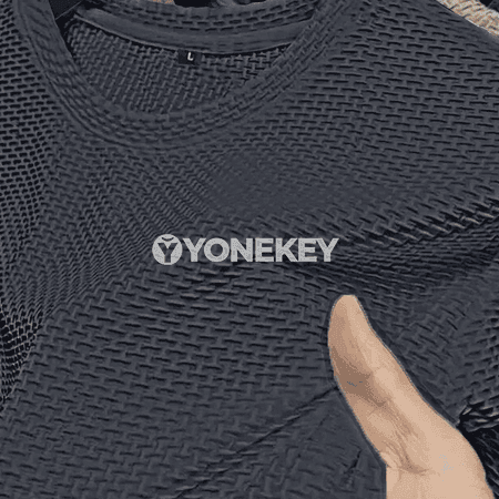 Erkekler üçin ýeňil, dem alýan tomuslaýyn gysga ýeňli futbolka