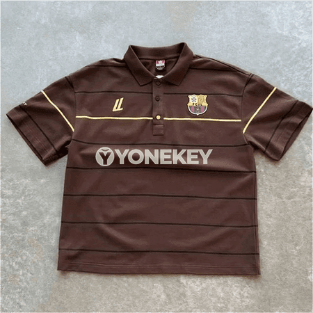 Y2k stilindäki erkek-zenan polo görnüşli zolakly giň futbolka