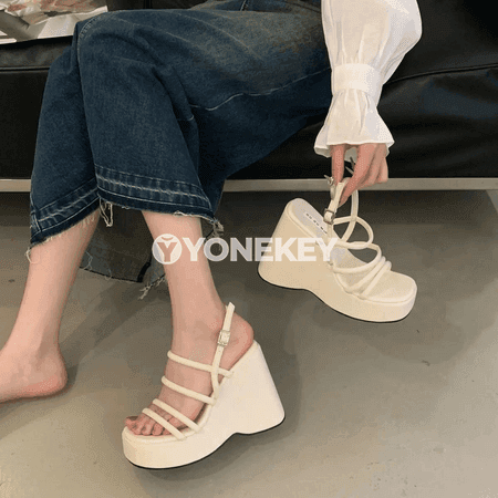 Aýal-gyzlar üçin platformaly ökçeli açyk sandal