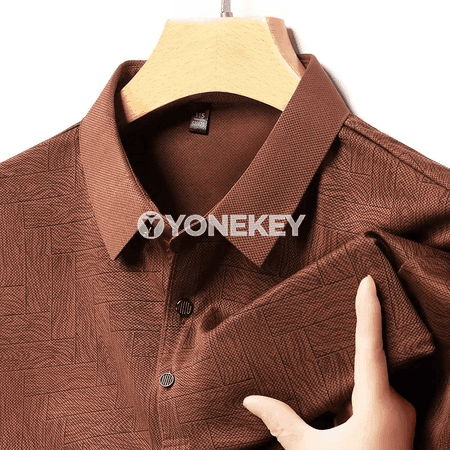 Erkekler üçin geometrik nagyşly ýeňil polo köýnek, tomuslyk rahat model