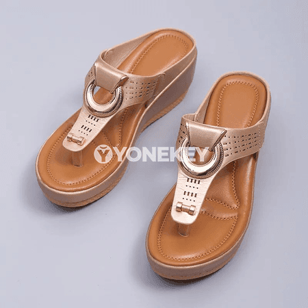 Zenanlar üçin platformaly köwüşli şypbyklar, metal tokaly