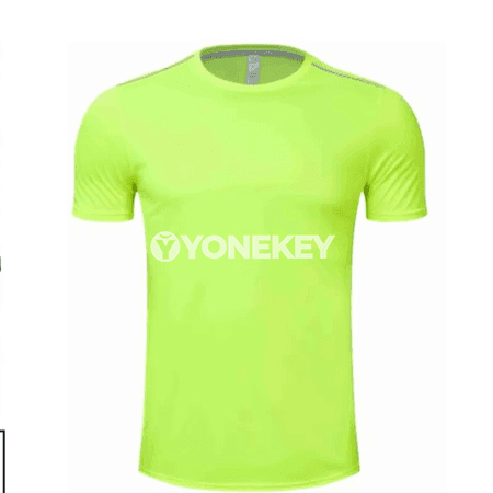 Erkekler üçin sport futbolka: çalt guradýan, ýeňil we amatly