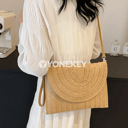 Zenanlar üçin tomuslyk saman egninden asylýan clutch sumka