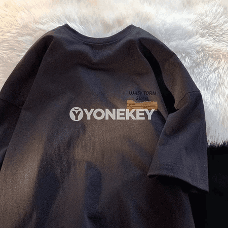 Erkekler üçin giň kesimli ýazky futbolka, ýazgyly çaply model