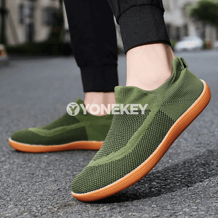 Erkekler üçin minimalist aýakýalaňaç köwüşler, giň gurluşly slip-on model