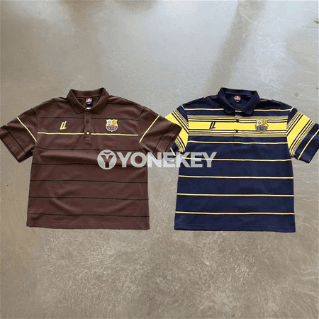 Y2k stilindäki erkek-zenan polo görnüşli zolakly giň futbolka