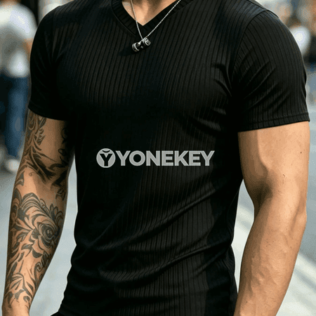 Erkekler üçin inçe zolakly V boýun sport görnüşli futbolka