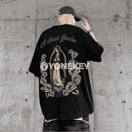Erkekler üçin oversize giň futbolka, ýazgyly moda gündelik futbolka