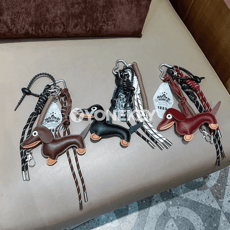 Sausage Dog görnüşli sumka bezegi we açara dakylýan brelok