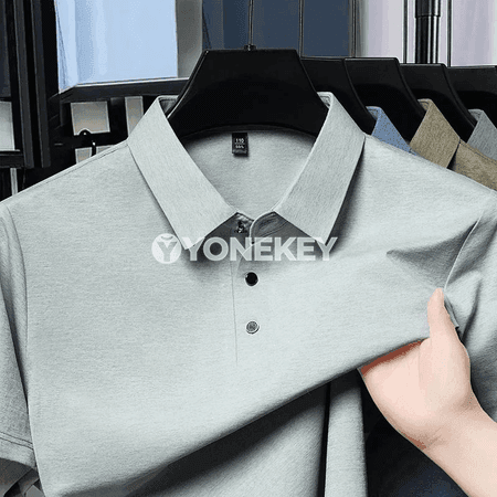 Erkekler üçin ýazlyk dem alýan birreňkli polo futbolka